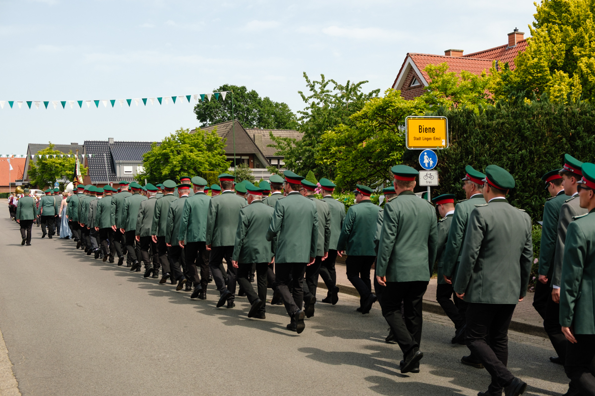 Starker Auftritt beim Nachbarverein: Mit 150 Schützen beim großen Festumzug in Biene